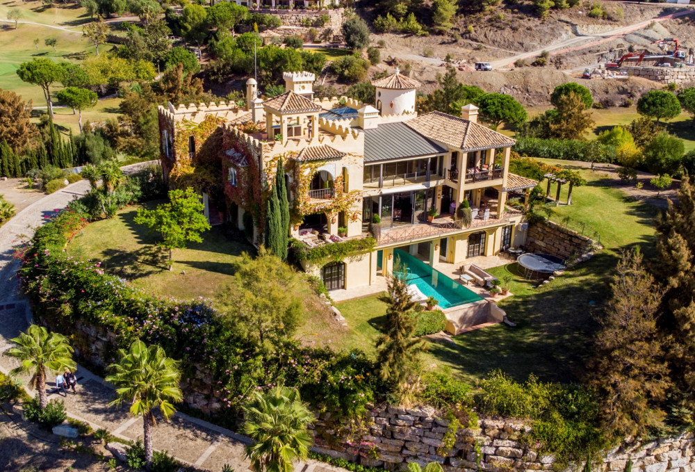 Enchanting Alhambra style mansion in exclusive golf resort
