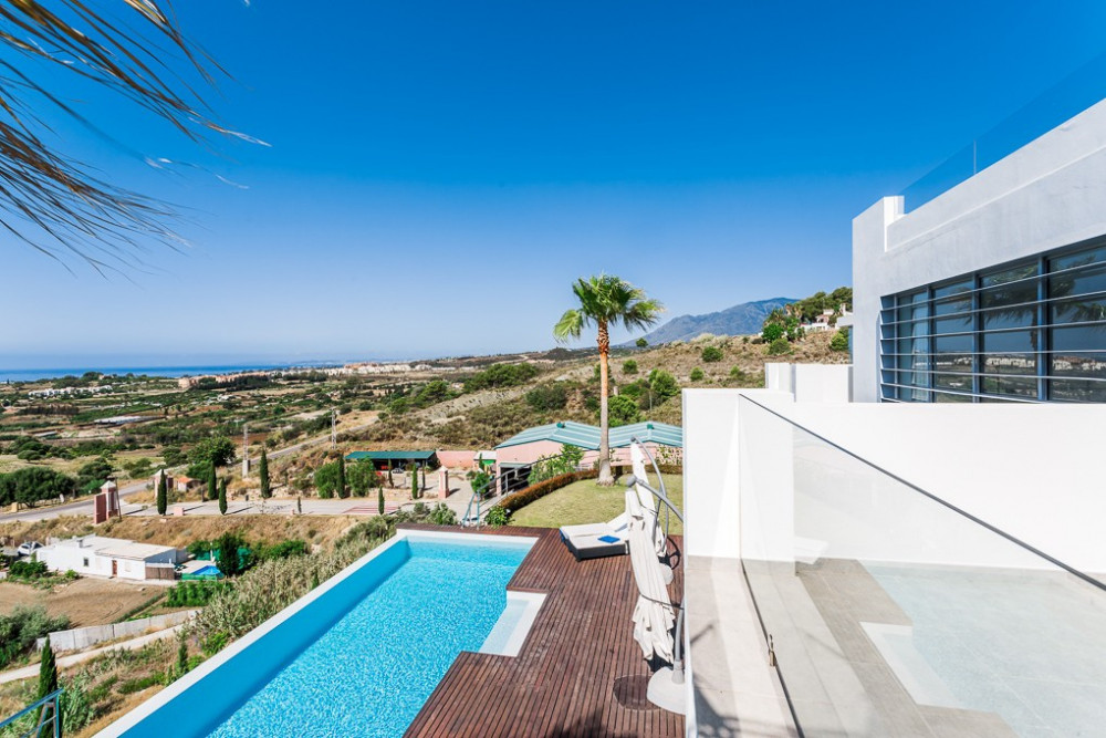Exceptional contemporary luxury villa located in Flamingos Golf boasting stun... Image 1