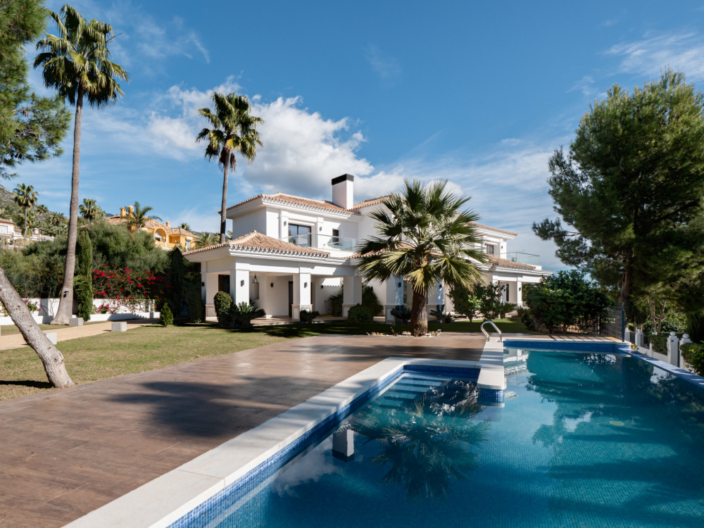 Stunning villa located in a very desirable gated community Sierra Blanca in M...