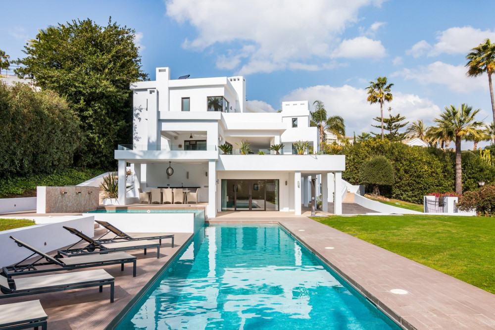 Exclusive contemporary villa situated in the heart of the popular Las Brisas... Image 9