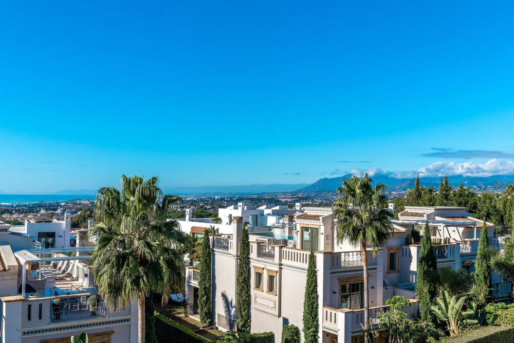 Situated in the highly desirable Sierra Blanca in Marbella and very close to... Image 3