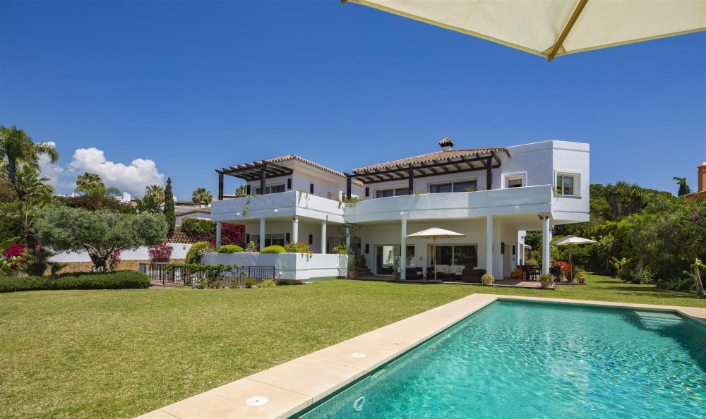 Stunning contemporary villa located beach side in the beautiful urbanisation... Image 2