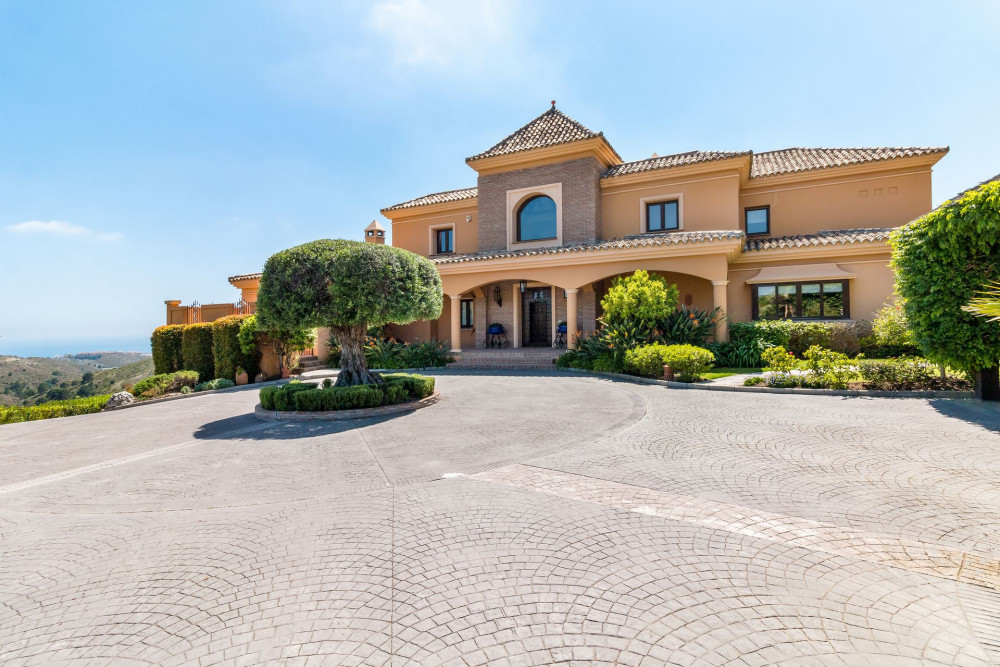 Beautiful Marbella Club Golf Resort west facing 5 bedroom villa located on an... Image 3