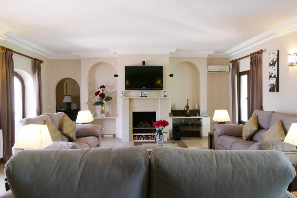 Stunning Andalusian style Villa, just minutes away from beach and 5 minute dr... Image 6