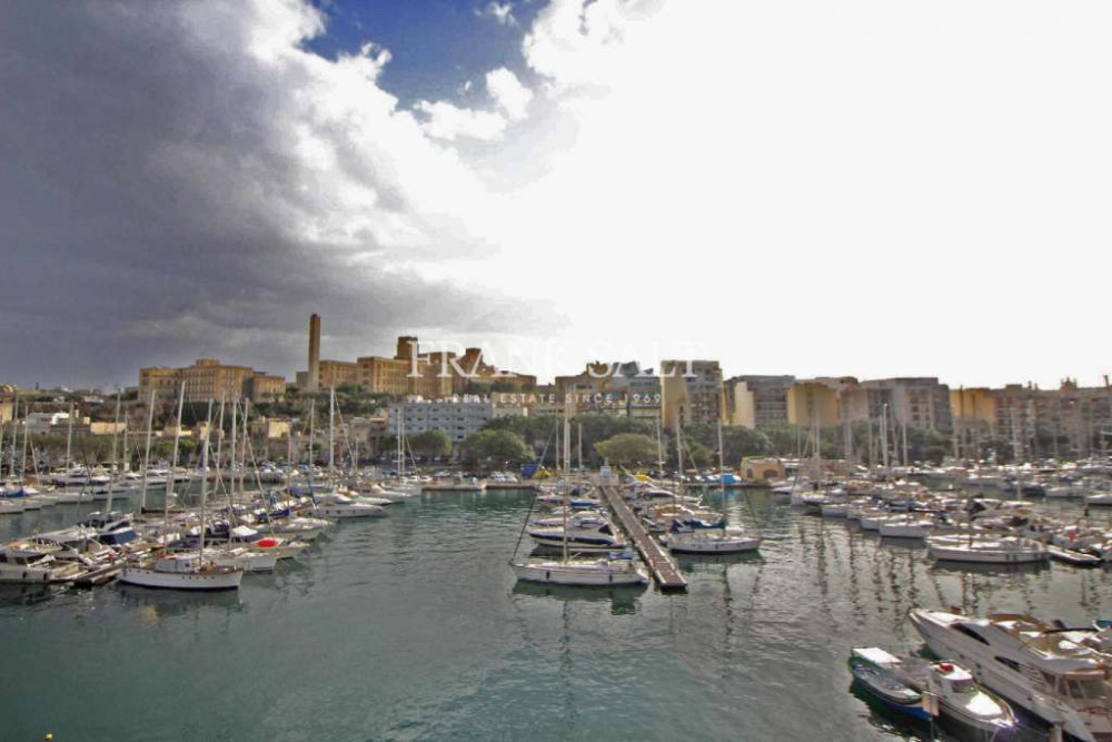 Msida, Furnished Seafront Apartment