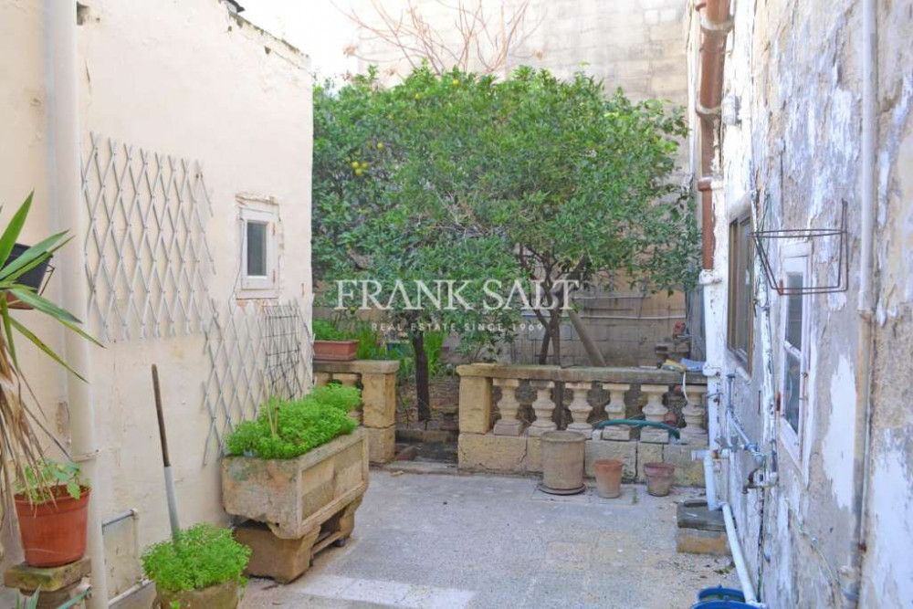 Qormi, Unconverted Town House Image 1
