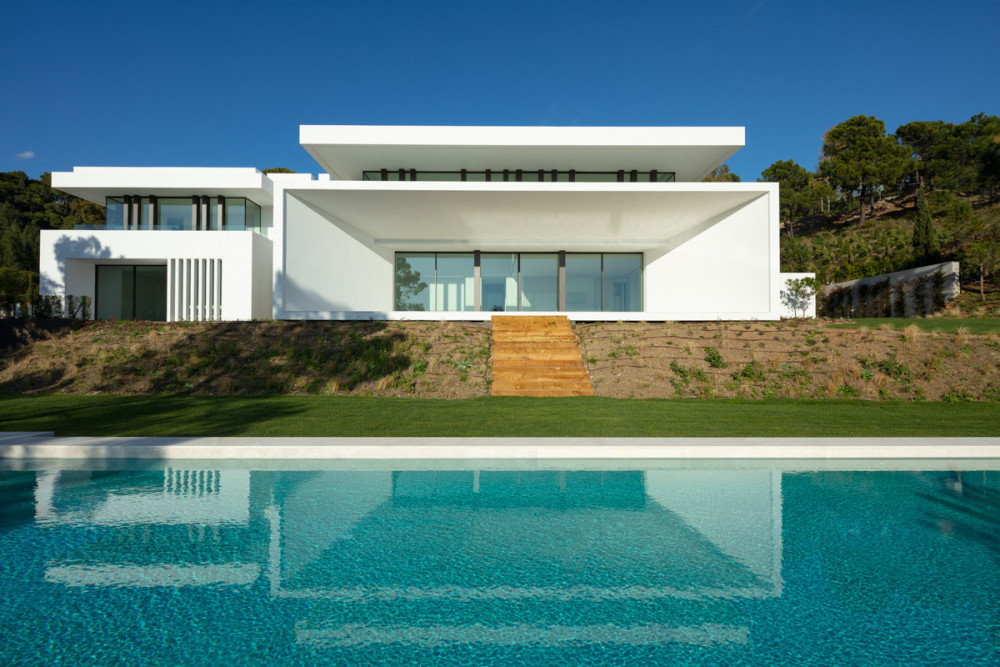 Villas with sea views in the quiet area of La Reserva, surrounded by nature. Image 2