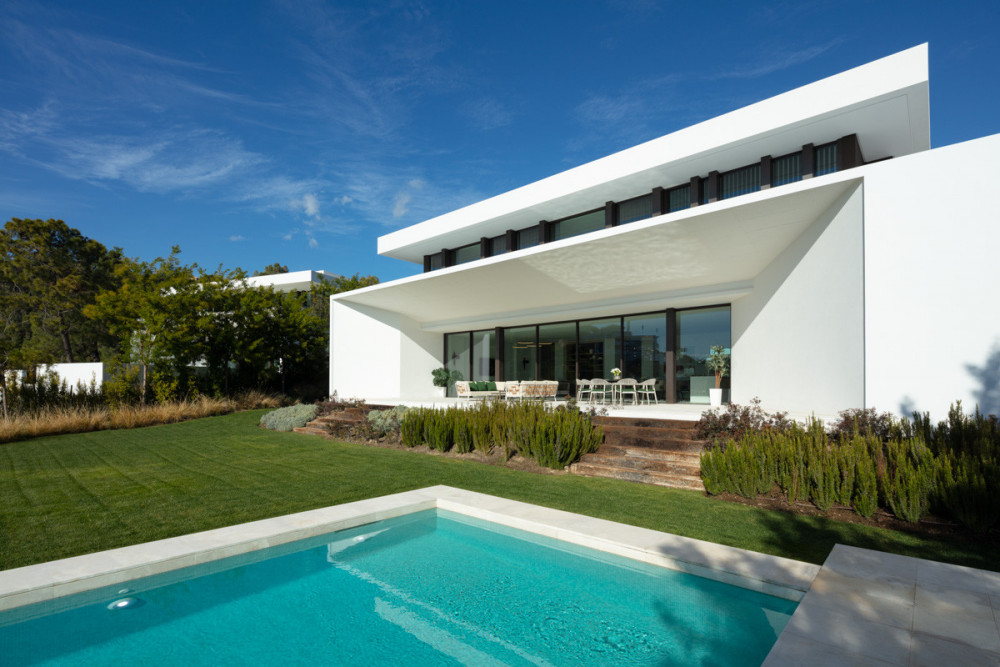 Villas with sea views in the quiet area of La Reserva, surrounded by nature. Image 4