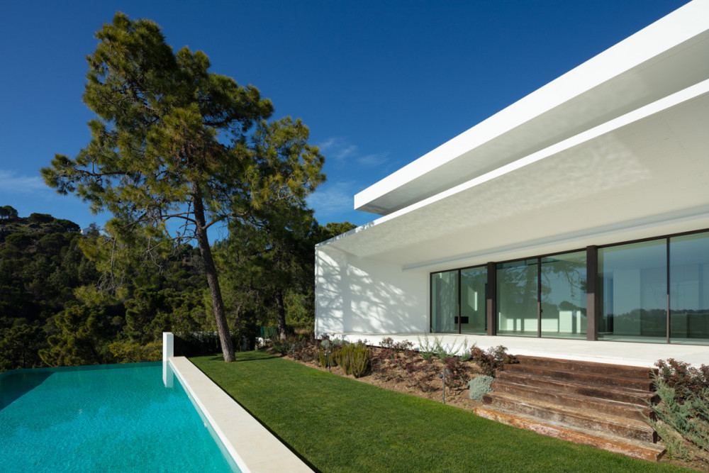 Villas with sea views in the quiet area of La Reserva, surrounded by nature. Image 5