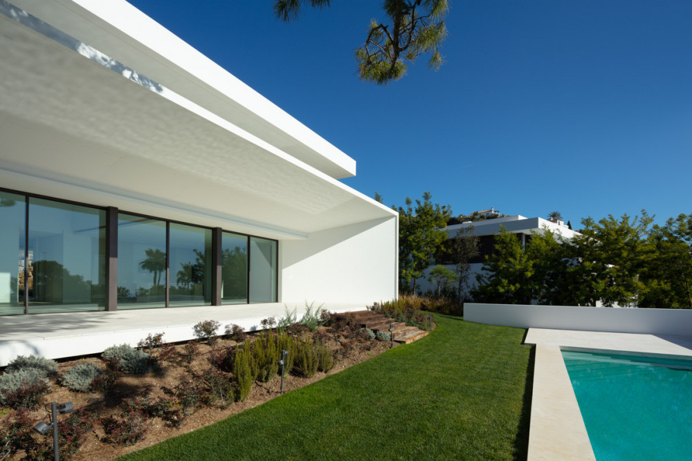 Villas with sea views in the quiet area of La Reserva, surrounded by nature. Image 7