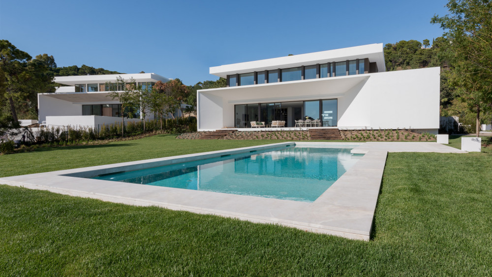 Villas with sea views in the quiet area of La Reserva, surrounded by nature. Image 28