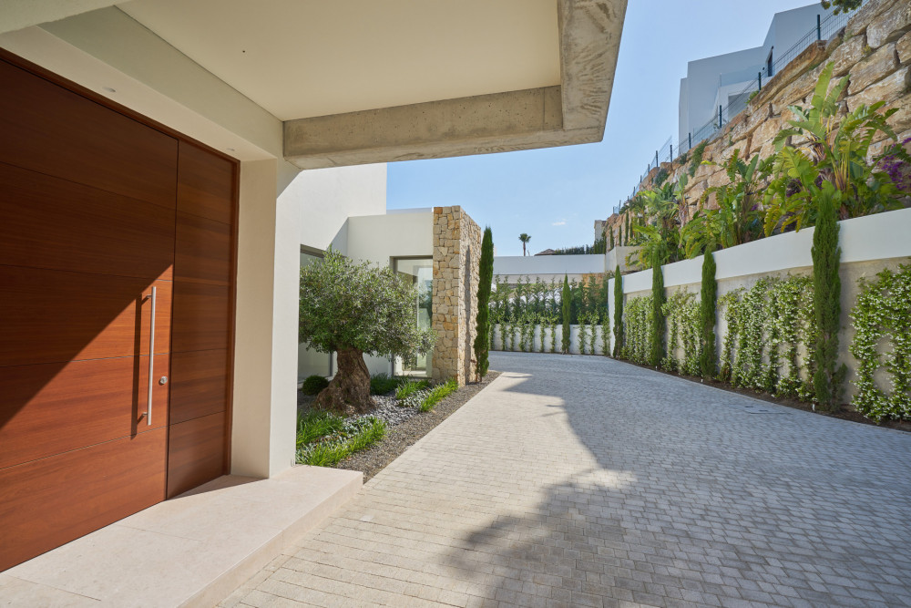 Contemporary style villa located in Benahavís Image 12