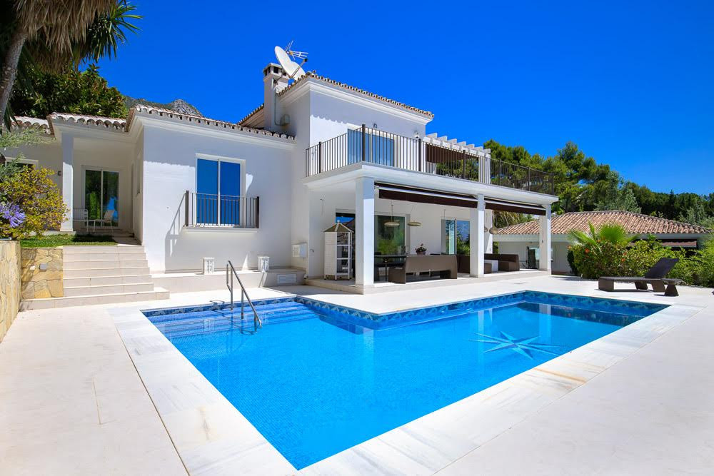 Newly refurbished villa with sea views in The Golden Mile!