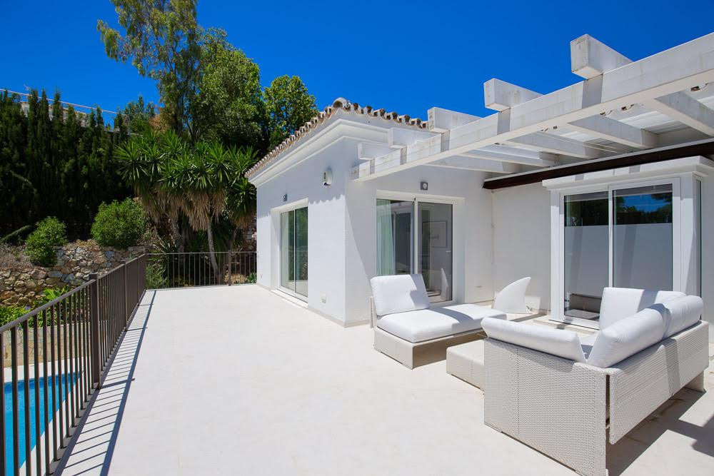 Newly refurbished villa with sea views in The Golden Mile! Image 3