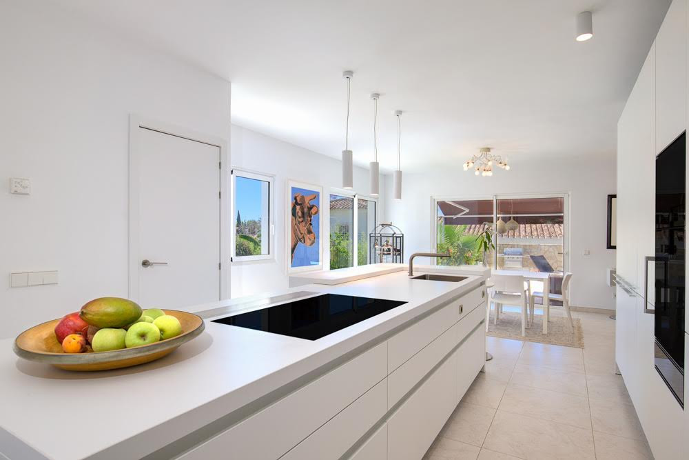 Newly refurbished villa with sea views in The Golden Mile! Image 6