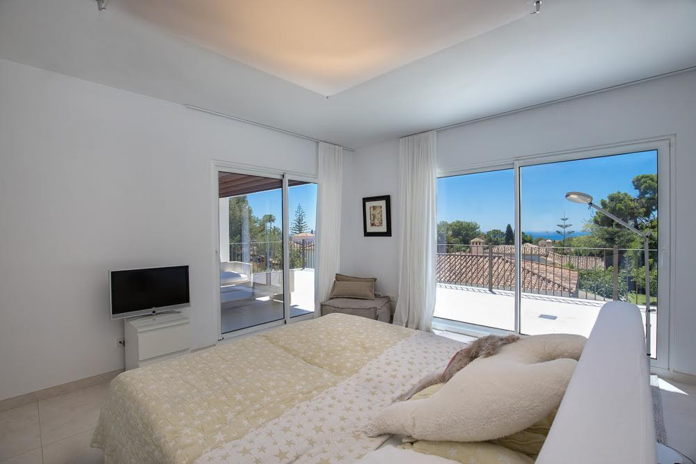 Newly refurbished villa with sea views in The Golden Mile! Image 12