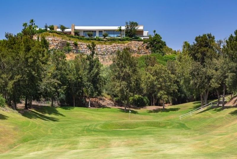 Spectacular south facing villa with sea views in Marbella Club Golf Resort Image 14