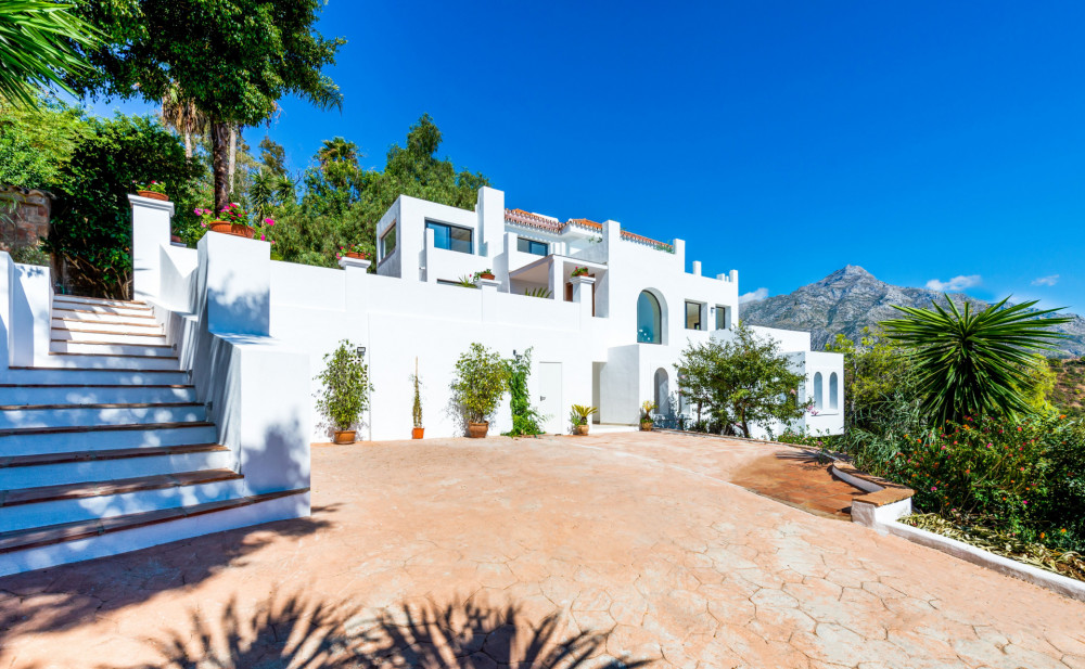 Modern-classic Andalusian villa with open panoramic views Image 1