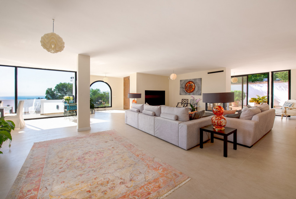 Modern-classic Andalusian villa with open panoramic views Image 3