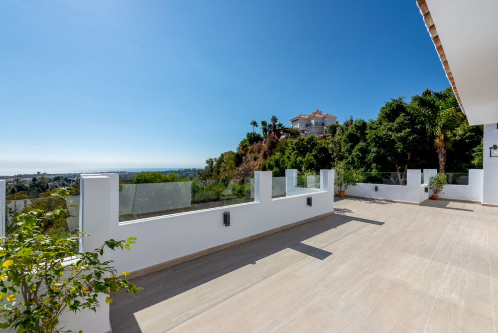 Modern-classic Andalusian villa with open panoramic views Image 13