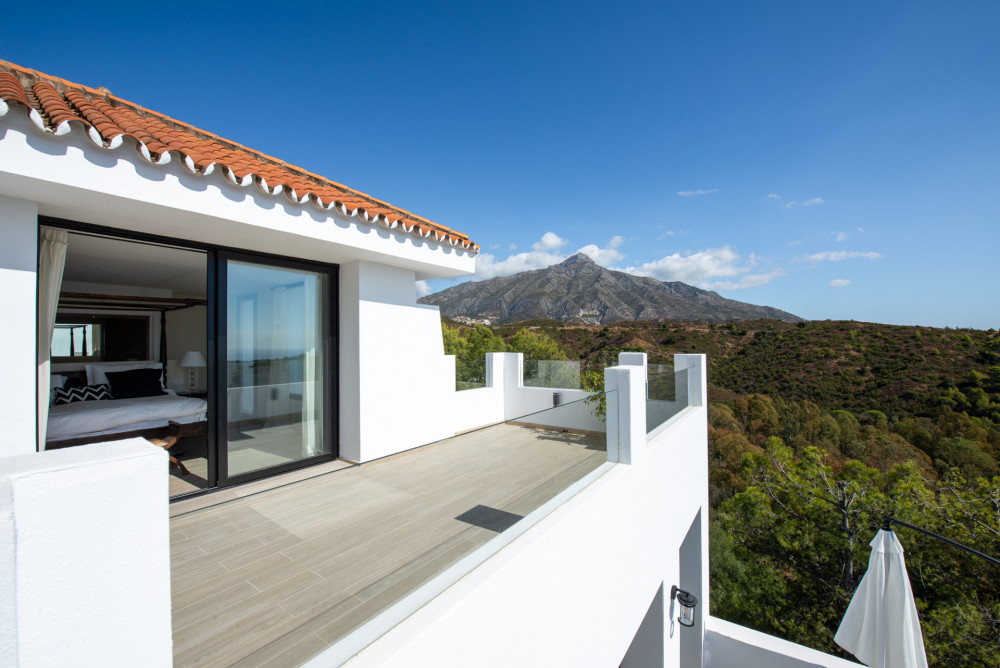 Modern-classic Andalusian villa with open panoramic views Image 15