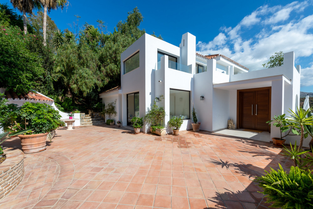 Modern-classic Andalusian villa with open panoramic views Image 16