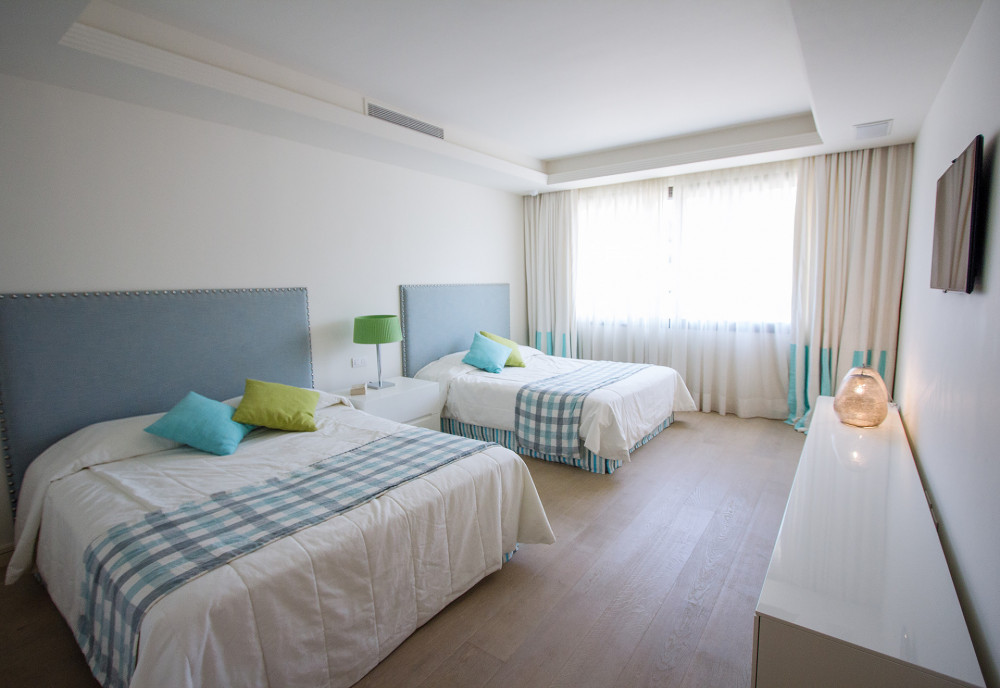 Beachfront duplex apartment in Marbella's most privileged location. Image 6
