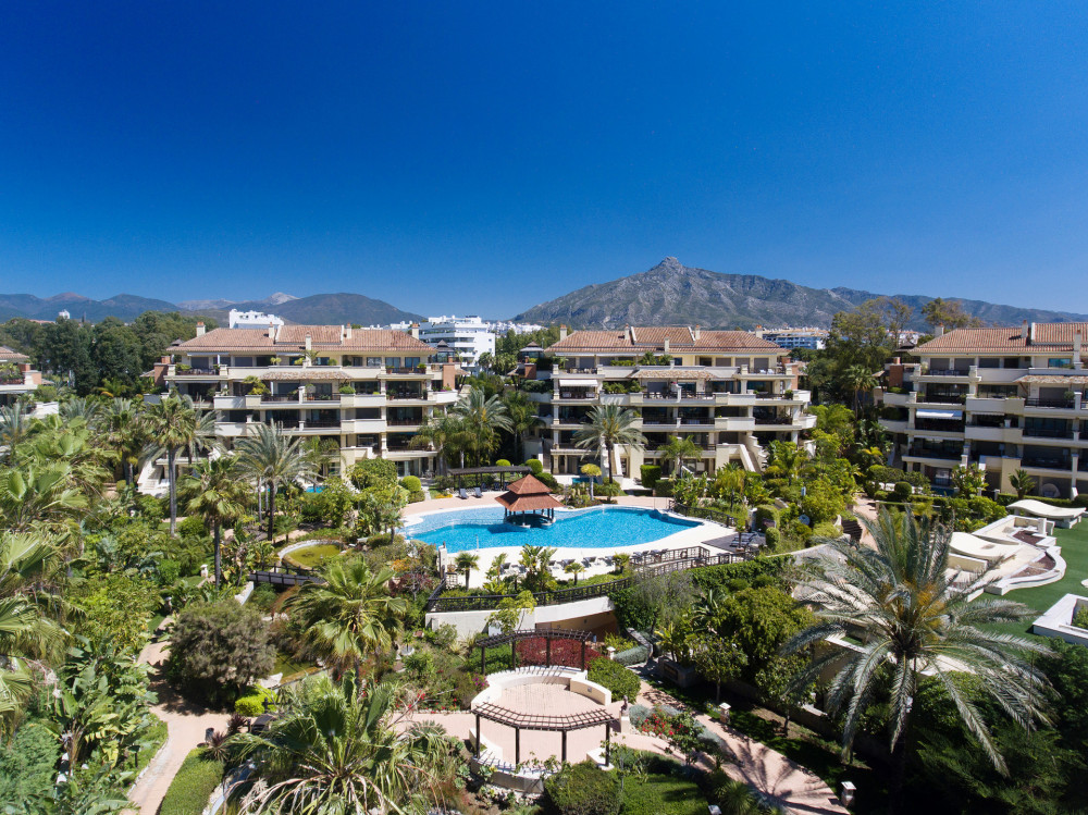 Beachfront duplex apartment in Marbella's most privileged location. Image 10