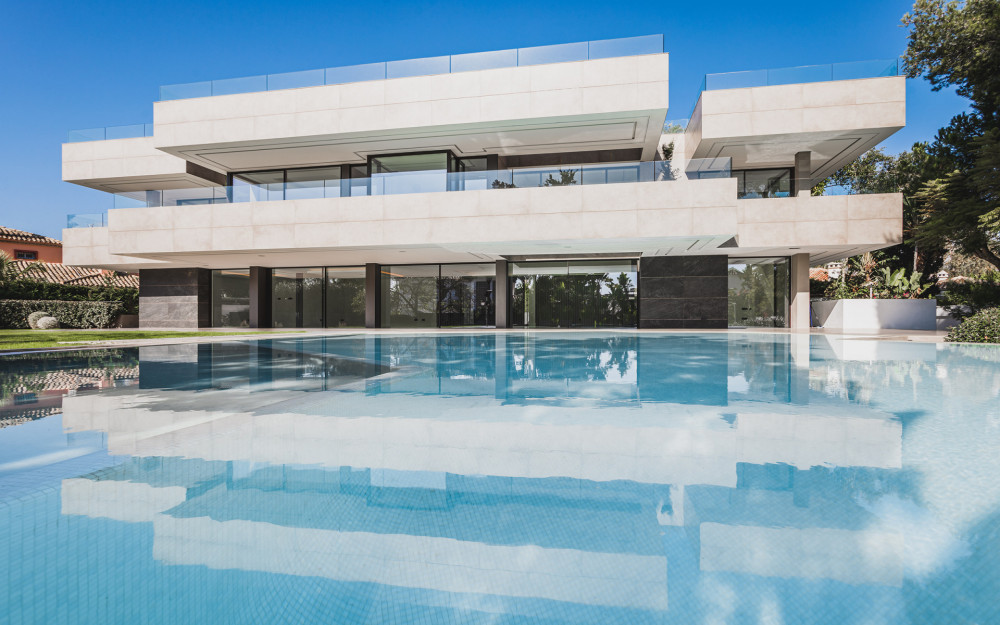 Amazing modern villa with walking distance to the beach.