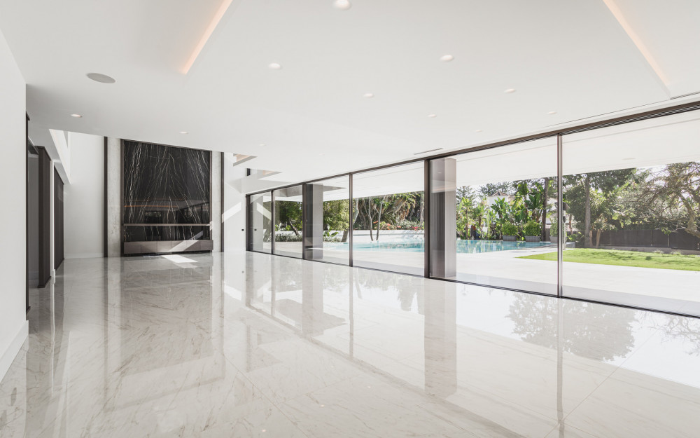 Amazing modern villa with walking distance to the beach. Image 3