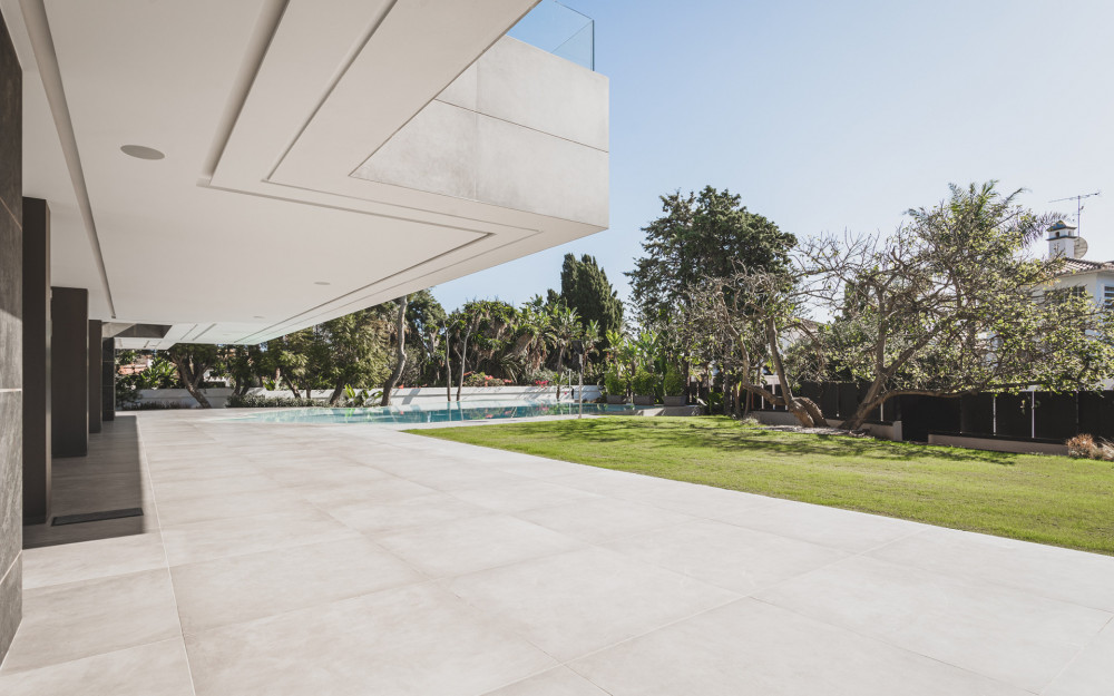 Amazing modern villa with walking distance to the beach. Image 31