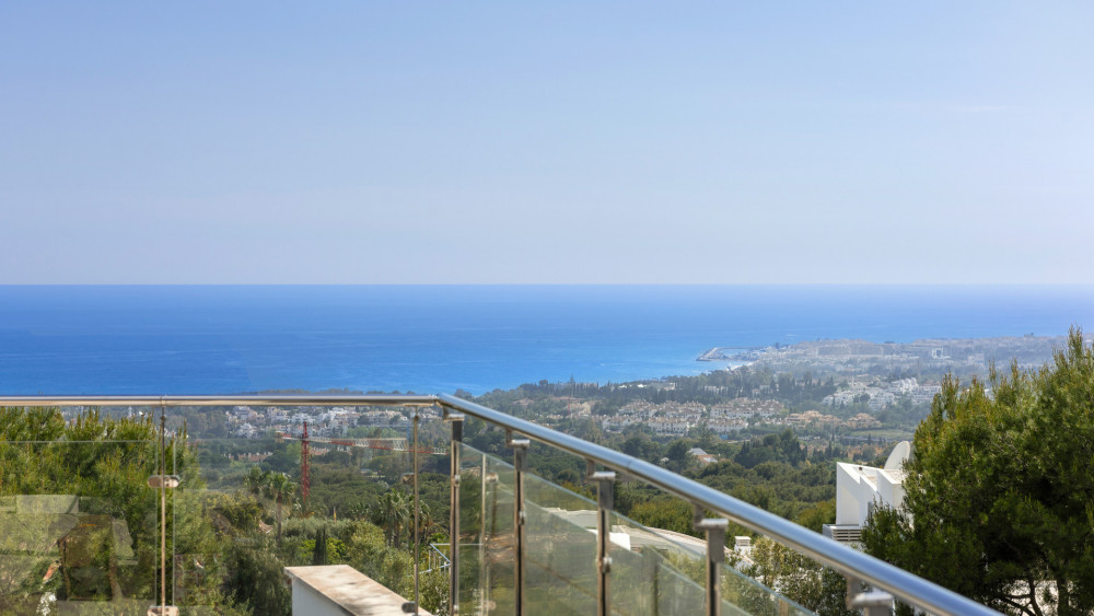 Modern villa in the hills of the exclusive Sierra Blanca. Image 20