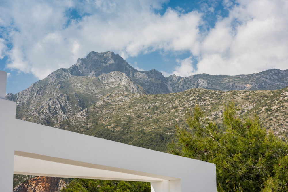 Modern villa in the hills of the exclusive Sierra Blanca. Image 21