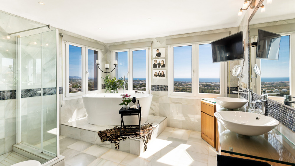 Beautiful Penthouse With Panoramic views in Benahavis Image 14