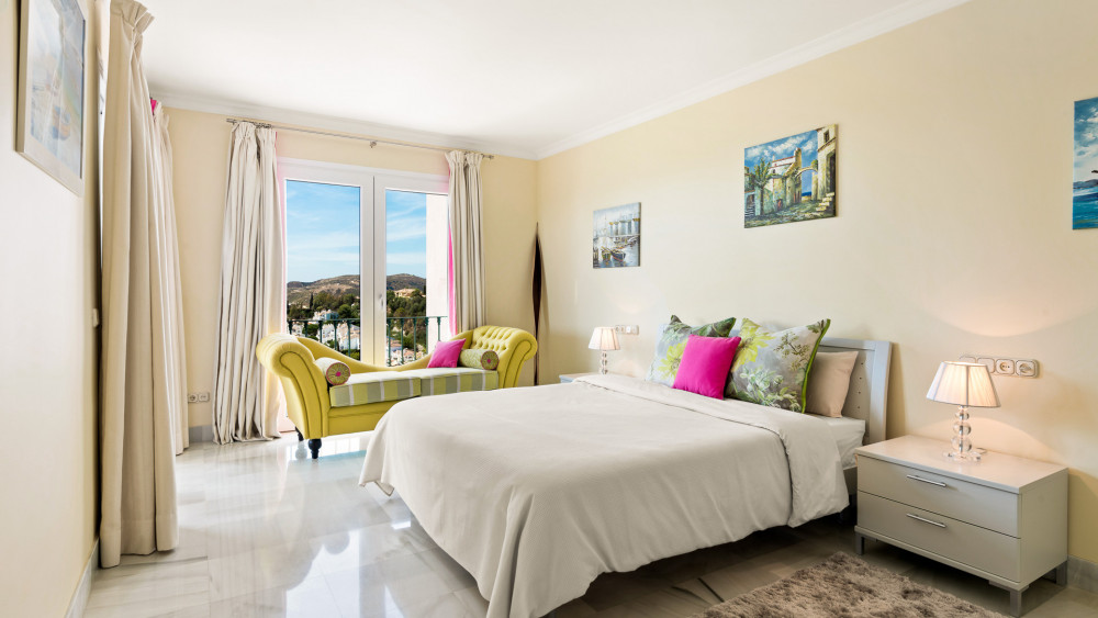 Beautiful Penthouse With Panoramic views in Benahavis Image 17