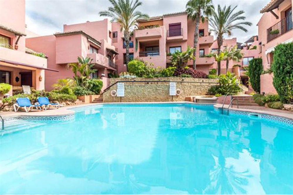 Luxury penthouse in a firstline beach complex for sale at Elviria, Marbella,...
