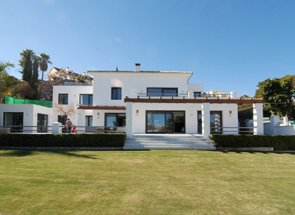 Ideally located marvellous villa in Nueva Andalucía, walking distance to Cent...