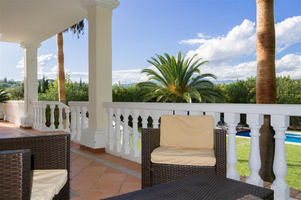 INVESTMENT OPPORTUNITY-DELIGHTFUL VILLA CLOSE TO PUERTO BANÚS WITH IMPRESSIVE... Image 2