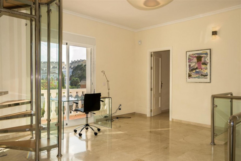 INVESTMENT OPPORTUNITY-DELIGHTFUL VILLA CLOSE TO PUERTO BANÚS WITH IMPRESSIVE... Image 13