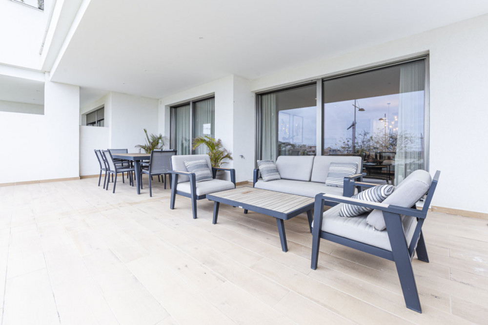 BRIGHT 2 BEDROOM CONTEMPORARY PENTHOUSE APARTMENT WITH STUNNING VIEWS NEAR ES... Image 2