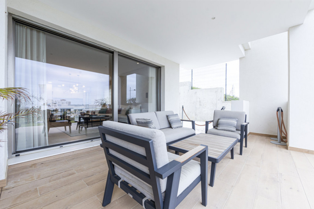 BRIGHT 2 BEDROOM CONTEMPORARY PENTHOUSE APARTMENT WITH STUNNING VIEWS NEAR ES... Image 9