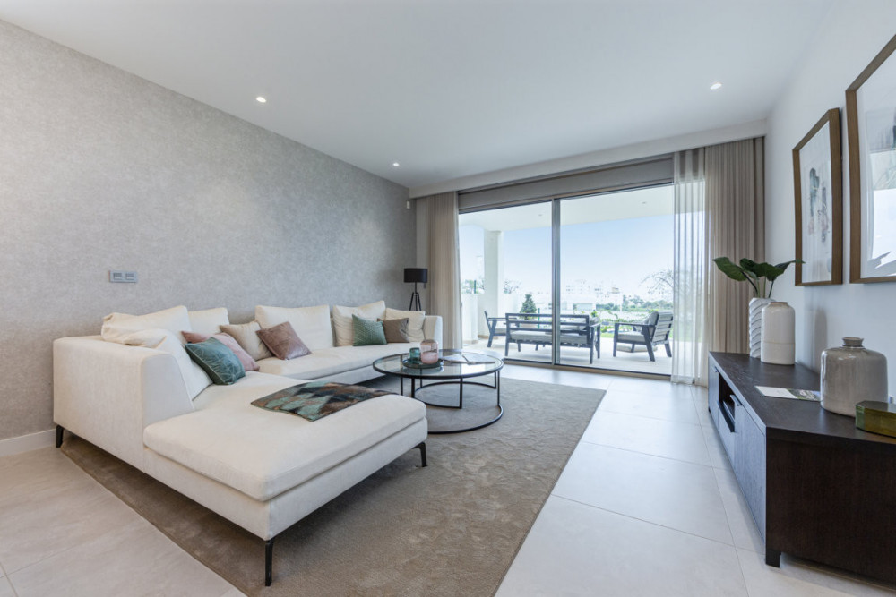 BRIGHT 2 BEDROOM CONTEMPORARY PENTHOUSE APARTMENT WITH STUNNING VIEWS NEAR ES... Image 20
