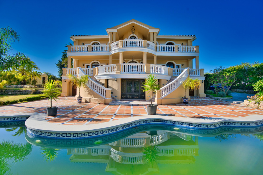 CLASSIC STYLE 9 BEDROOM VILLA LOCATED ON NEW GOLDEN MILE CLOSE TO ESTEPONA Image 1