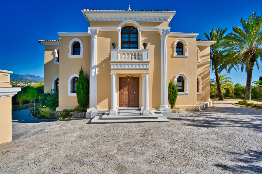 CLASSIC STYLE 9 BEDROOM VILLA LOCATED ON NEW GOLDEN MILE CLOSE TO ESTEPONA Image 2