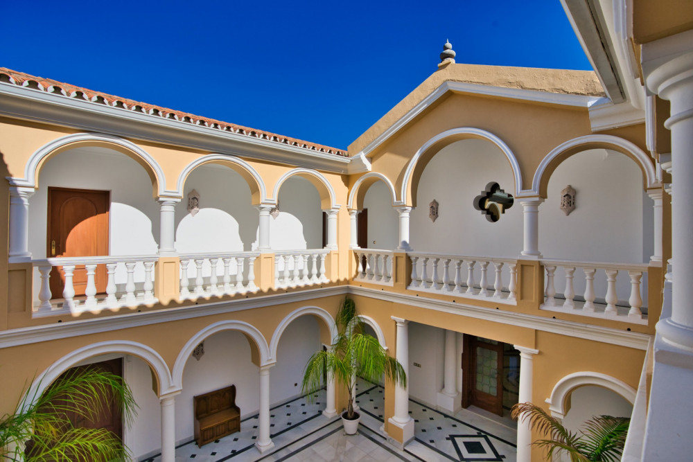 CLASSIC STYLE 9 BEDROOM VILLA LOCATED ON NEW GOLDEN MILE CLOSE TO ESTEPONA Image 8