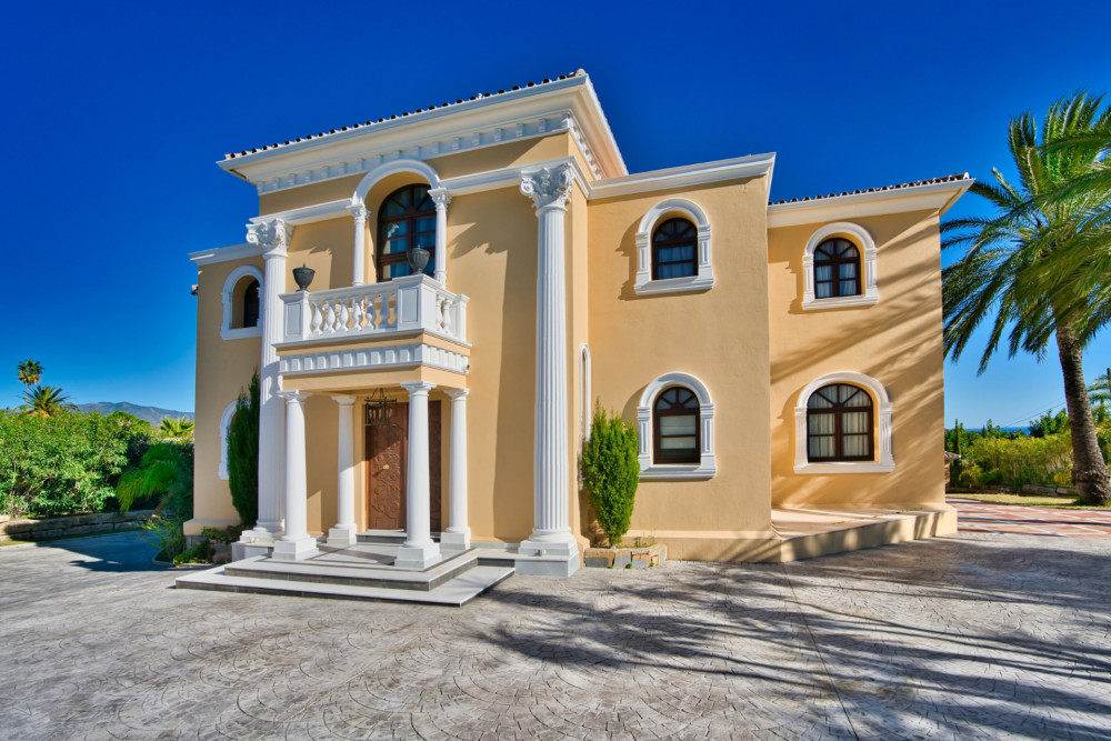 CLASSIC STYLE 9 BEDROOM VILLA LOCATED ON NEW GOLDEN MILE CLOSE TO ESTEPONA Image 16