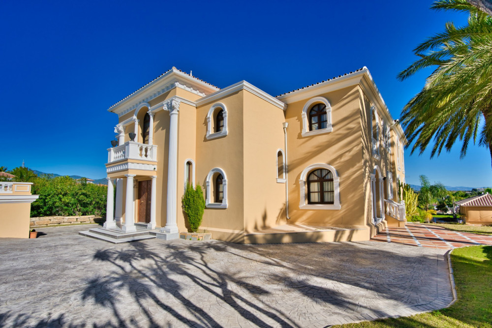 CLASSIC STYLE 9 BEDROOM VILLA LOCATED ON NEW GOLDEN MILE CLOSE TO ESTEPONA Image 17