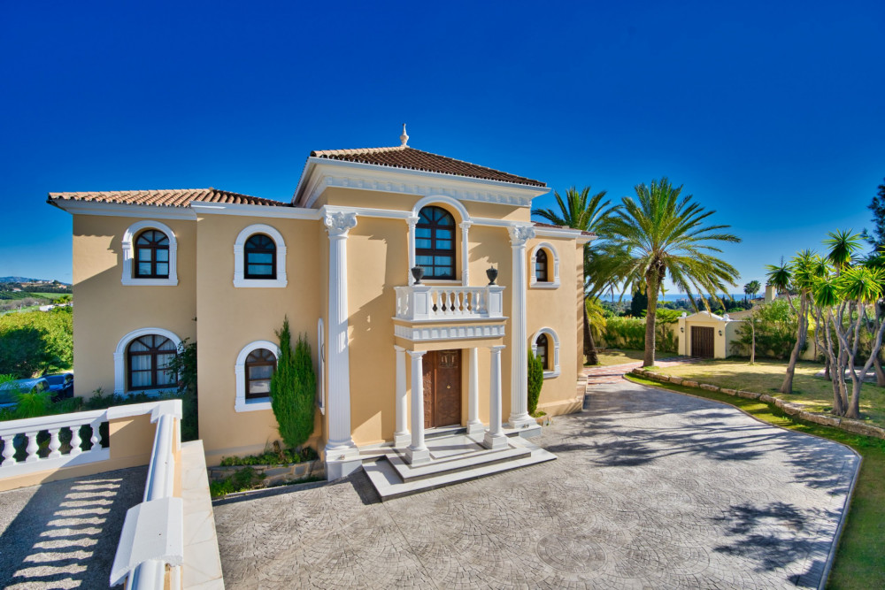 CLASSIC STYLE 9 BEDROOM VILLA LOCATED ON NEW GOLDEN MILE CLOSE TO ESTEPONA Image 18