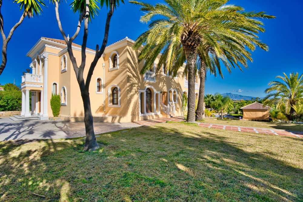 CLASSIC STYLE 9 BEDROOM VILLA LOCATED ON NEW GOLDEN MILE CLOSE TO ESTEPONA Image 19