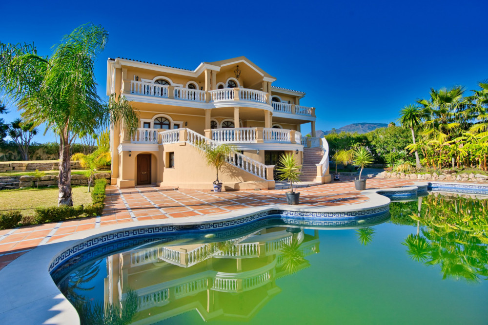 CLASSIC STYLE 9 BEDROOM VILLA LOCATED ON NEW GOLDEN MILE CLOSE TO ESTEPONA Image 20